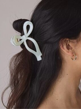 Resin Draped White Bow Claw Clip
